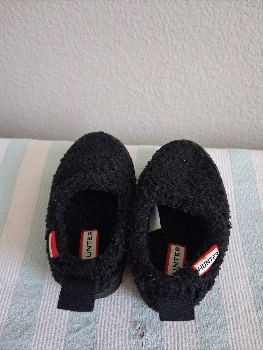 Hunter Kids Black Sherpa Slip-Ons with Red Logo Tab